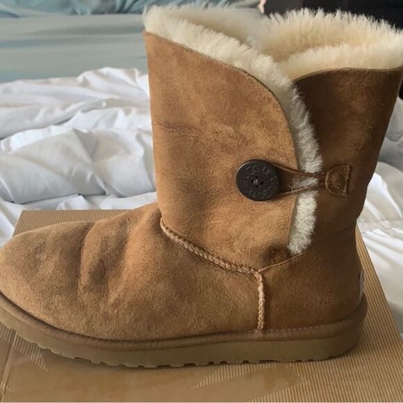 UGG Bailey Button Genuine Shearling Lined Boot Size 9 - Picture 2 of 5